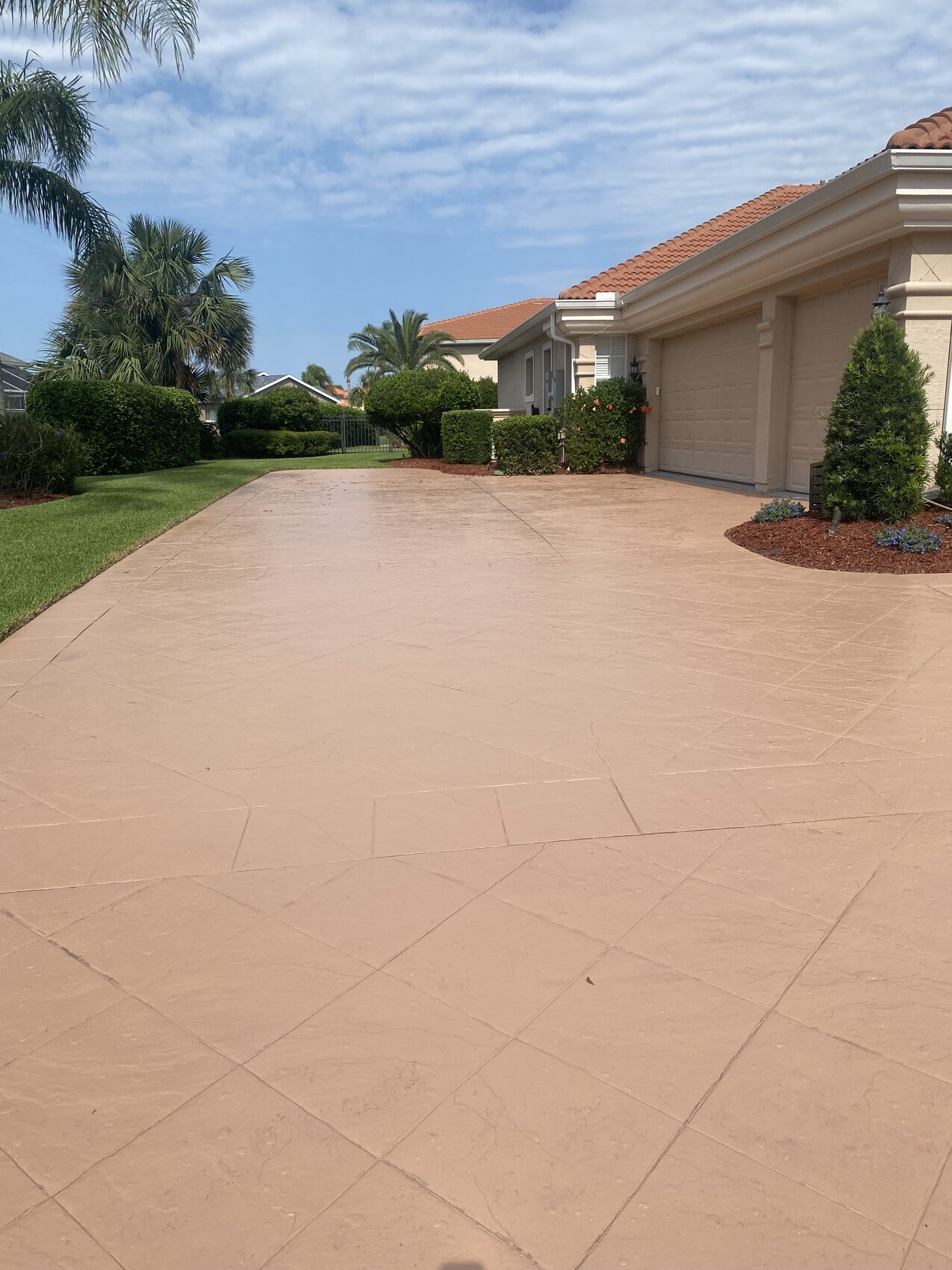 Stamped and dyed decorative concrete driveway in a curved motor court